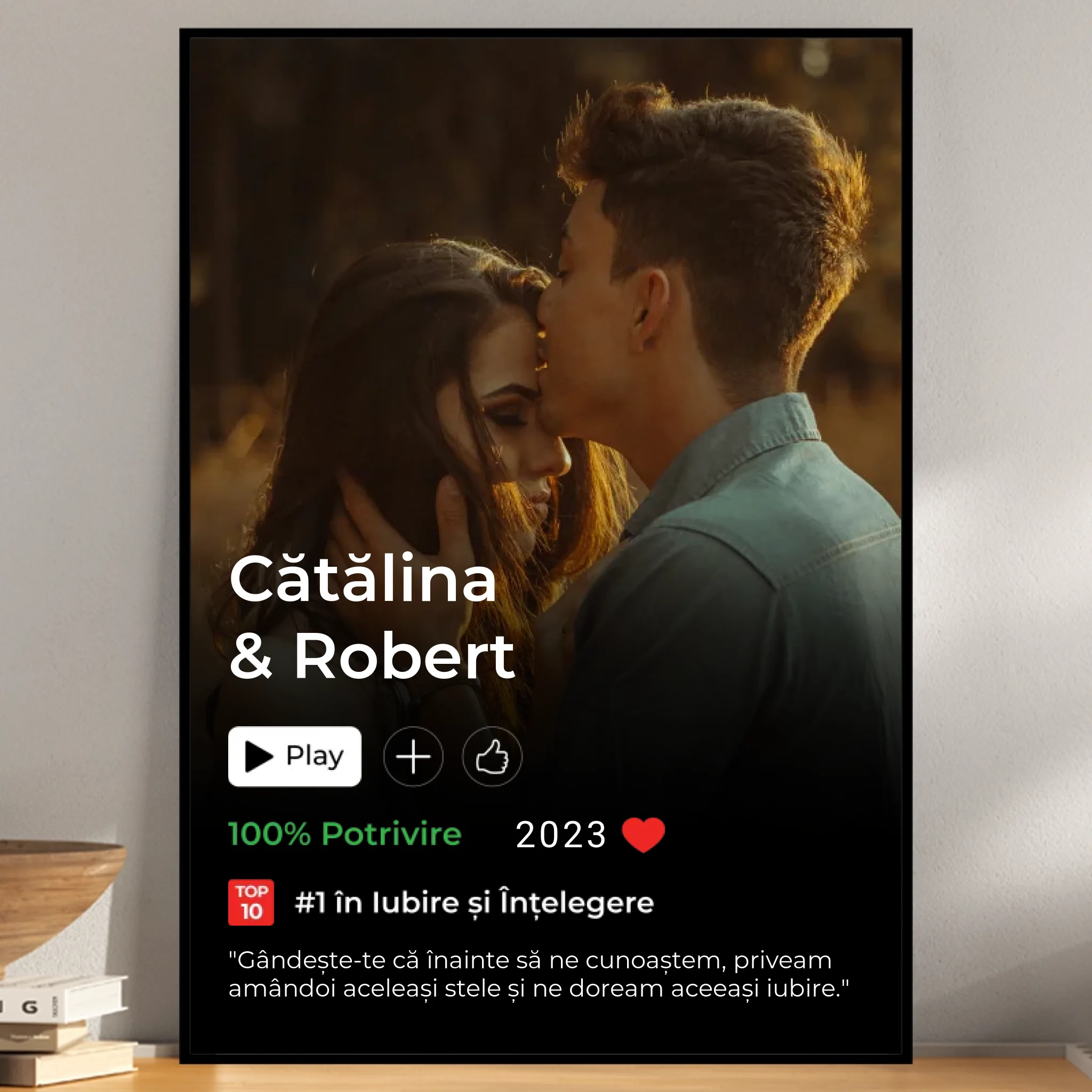 Tablou personalizat Netflix Style cu fotografie de cuplu, nume personalizate și ramă neagră.